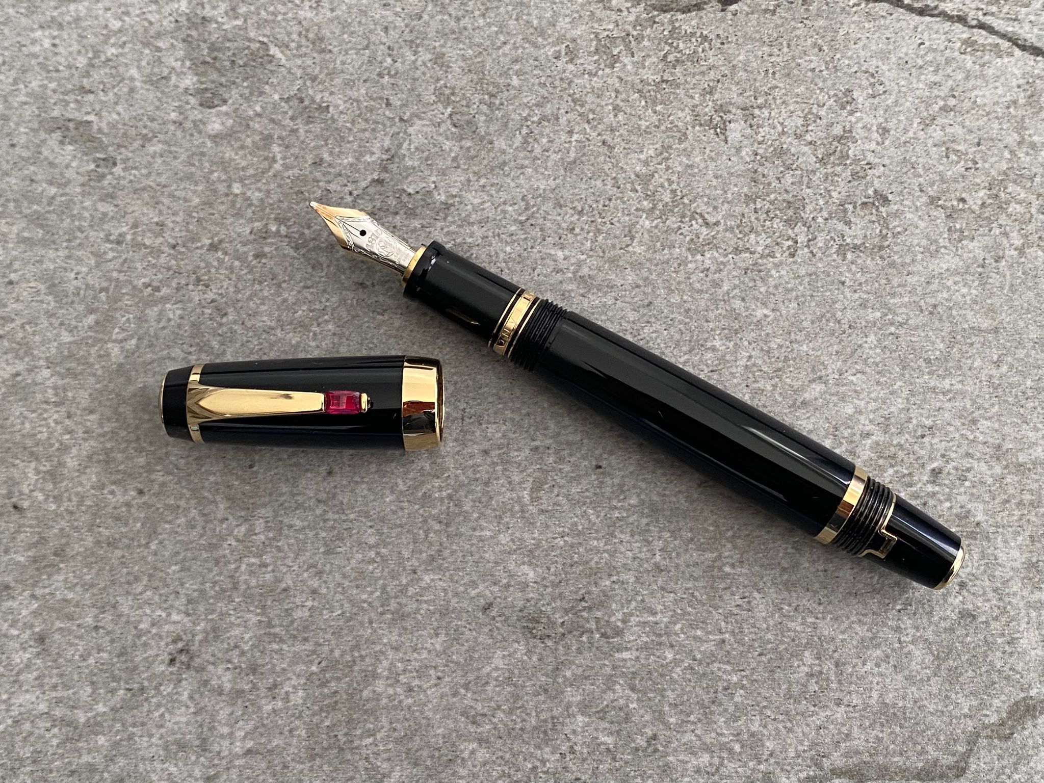 Montblanc Boheme Rouge Et Noir Ruby Redt Stone Fountain Pen